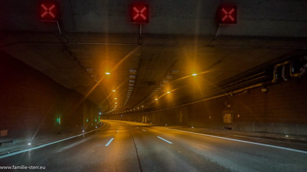 gesperrte Einfahrt zum Tunnel Allach an der A99 - Autobahnring München