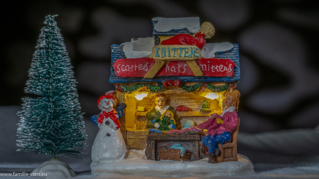 ein kleiner Stand mit Strickwaren für das Weihnachtsdorf