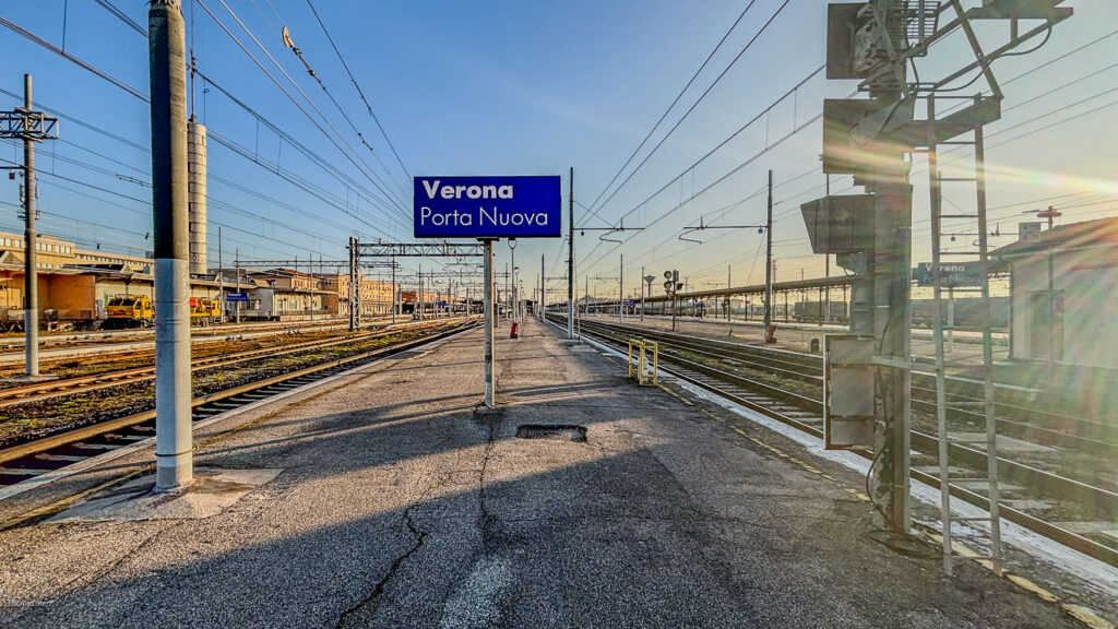 Bahnsteig am Bahnhof Verona an einem frühen Novembermorgen