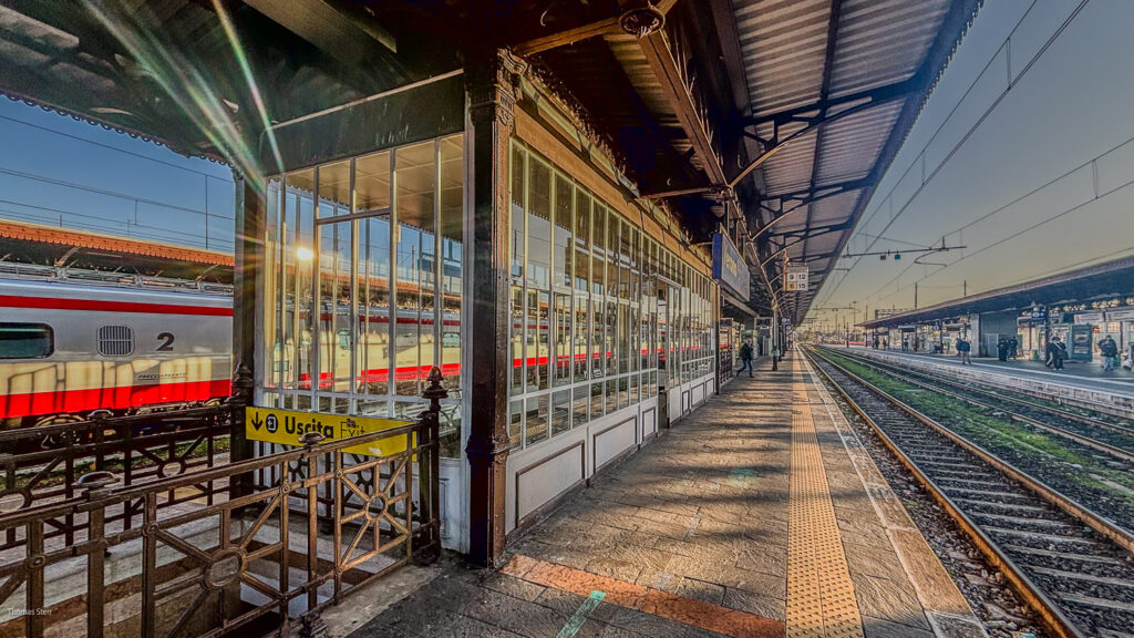 Wartehäuschen am Bahnhof Verona - Porta Nuova im strahlenden Sonnenaufgangslicht an einem eiskalten Novembermorgen