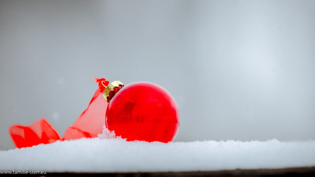 Christbaumkugel im Schnee