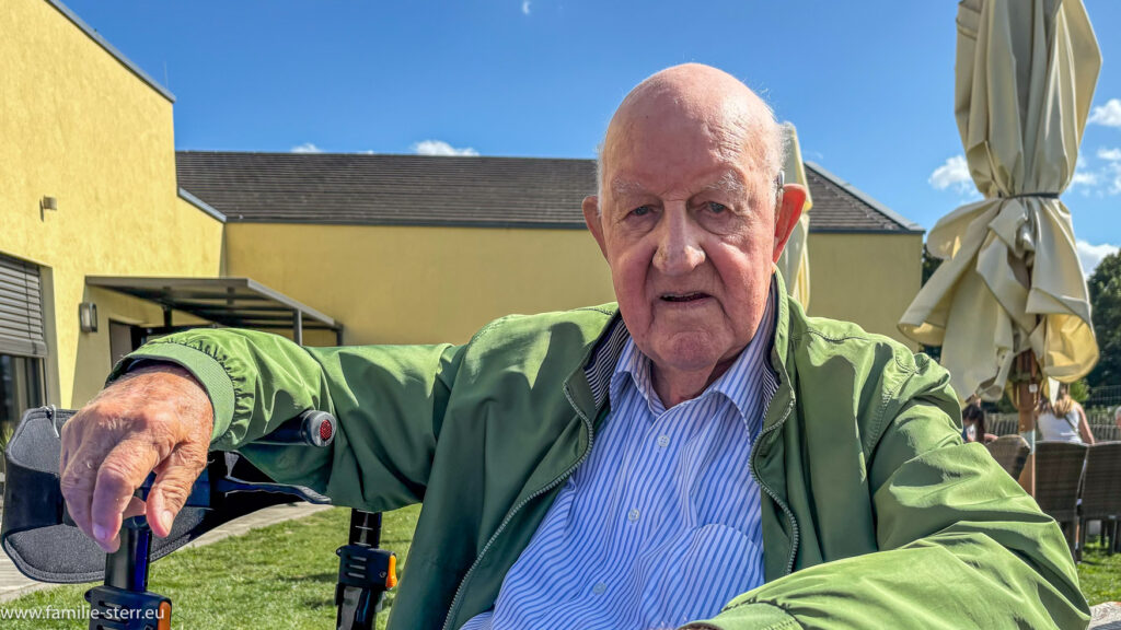 Hans-Freimut genießt den Sonnenschein im Garten des Cafés bei der Schokoladenmanufaktur Felicitas in Hornow