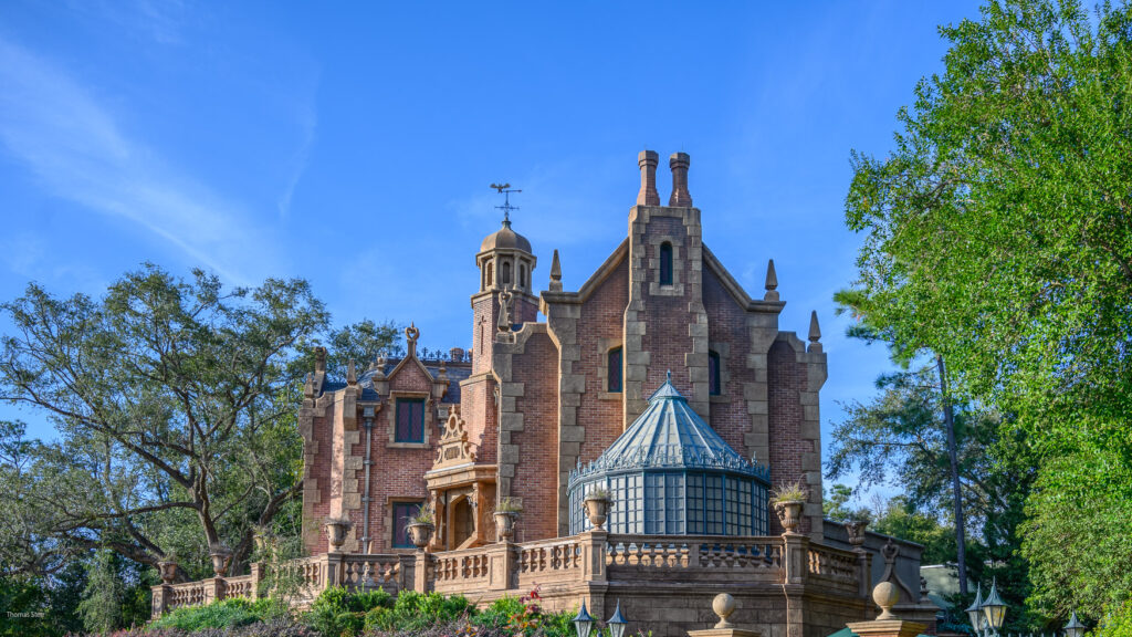 beeindruckende Außenansicht der Geisterbahn "Haunted Mansion" im Magic Kingdom / Disney World Florida