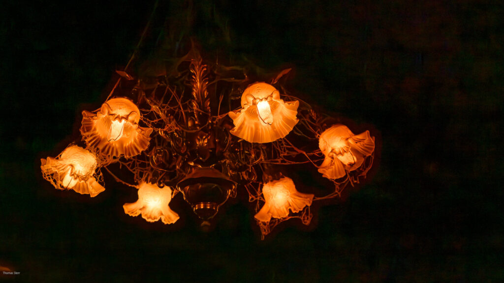 Leuchter mit flackerndem Licht und vielen Spinnweben in der Haunted Mansion im Magic Kingdom / Disney World Florida