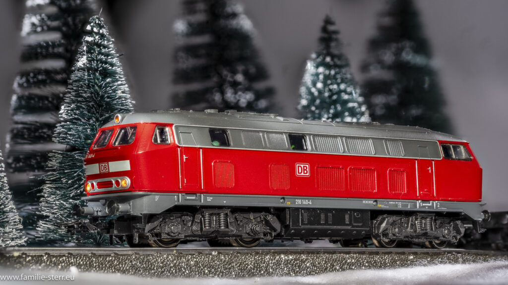 eine rote Diesellok der Serie 216 der DB fährt durch unseren Winterwald / Märklin H0 Modell