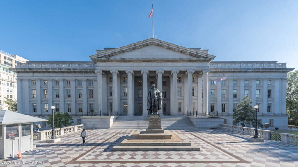 Eingang zum Finanzministerium in Washington D.C. an einem sonnigen Tag im September