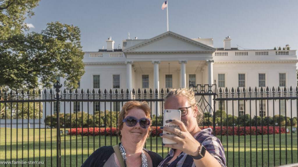 Astrid und Katharina bei einem Selfie vor dem Weißen Haus in Washington D.C.