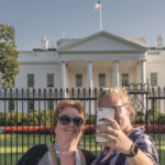 Astrid und Katharina bei einem Selfie vor dem Weißen Haus in Washington D.C.