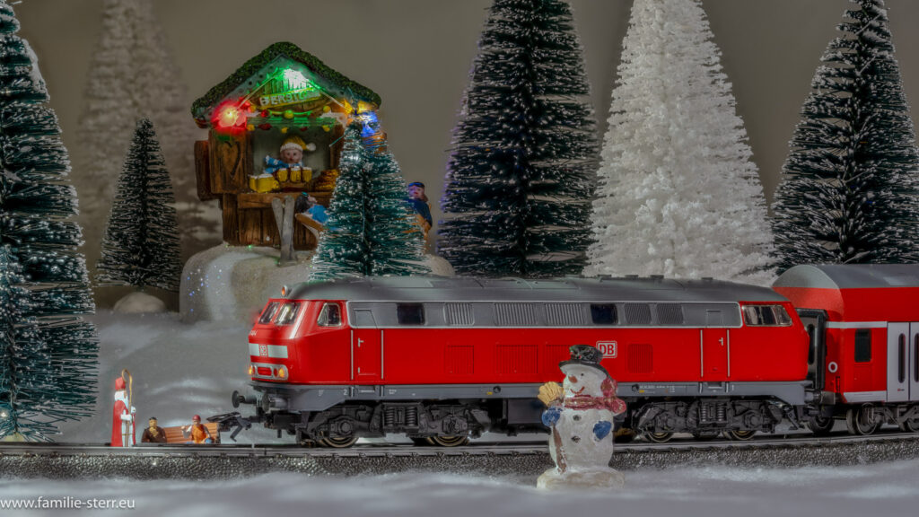 eine Märklin - Lok der Baureihe 2018 fährt durch den winterlichen Wald in unserem Weihnachtsdorf