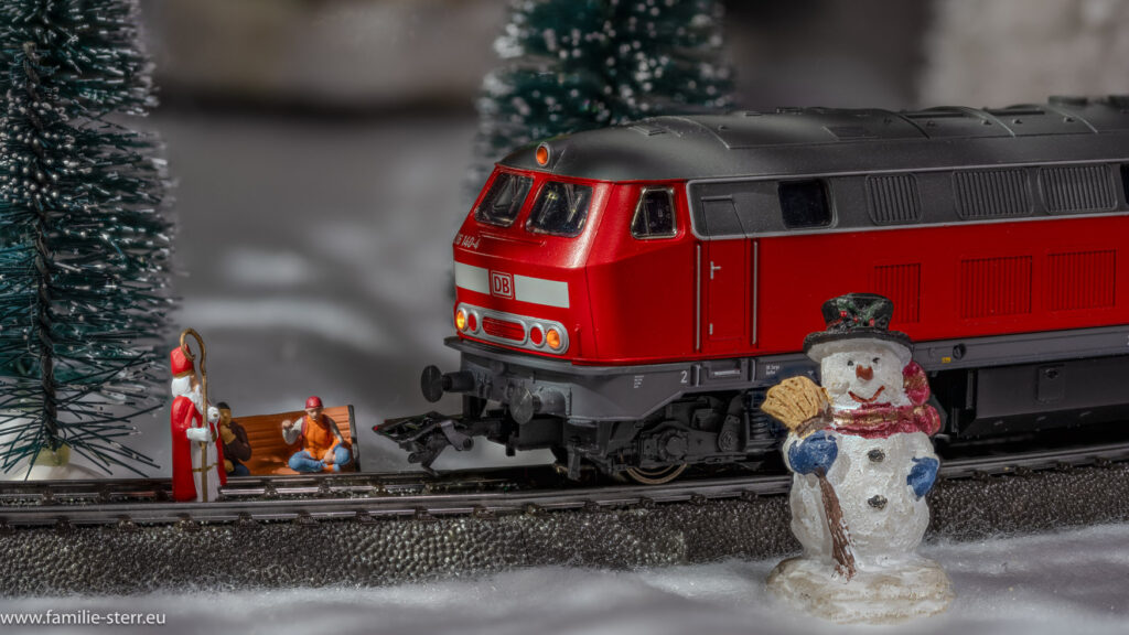 eine Märklin - Lok der Baureihe 2018 fährt durch den winterlichen Wald in unserem Weihnachtsdorf