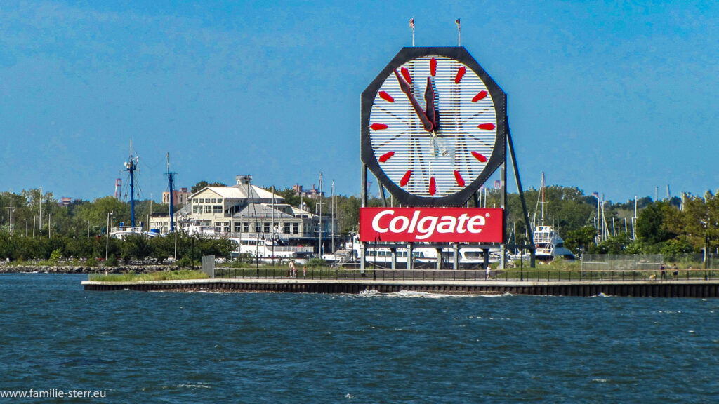 es ist fünf vor zwölf - die berühmte Colgate - Uhr in New Jersey gegenüber von Manhattan am Ufer des Hudson River zeigt die symbolträchtige Uhrzeit