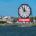 es ist fünf vor zwölf - die berühmte Colgate - Uhr in New Jersey gegenüber von Manhattan am Ufer des Hudson River zeigt die symbolträchtige Uhrzeit