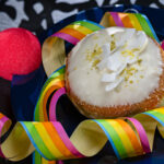 ein Kokos - Krapfen der Bäekerei Neulinger aus München