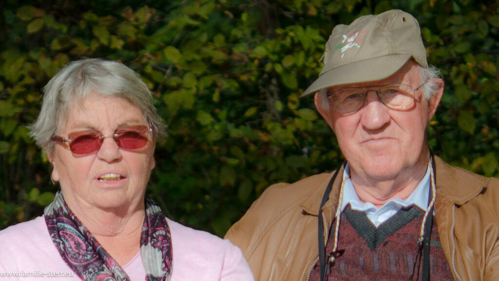 Anita und Hans.Freimut auf einer Parkbank im Schlosspark Herrenchiemsee