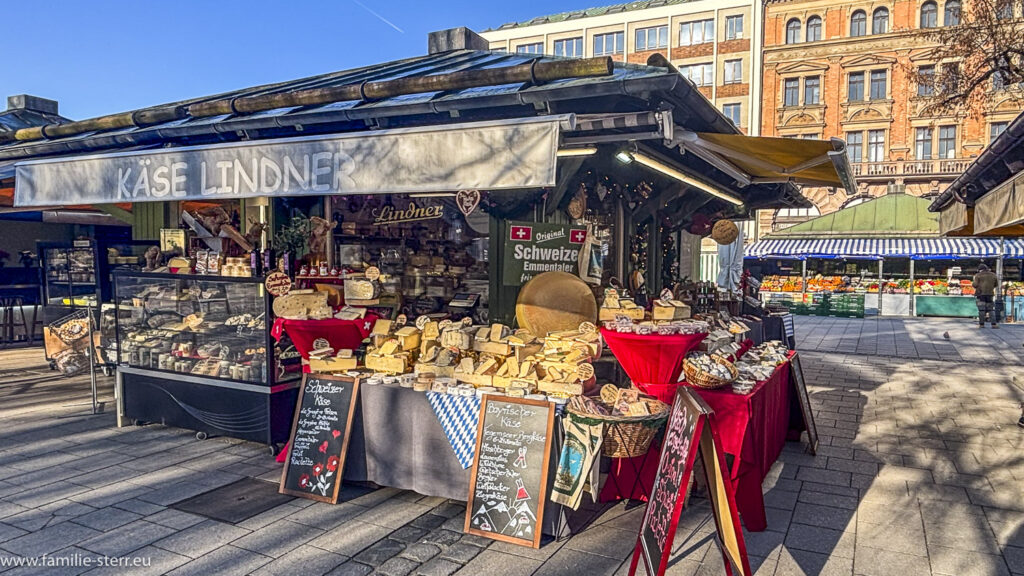 Stand von Käse Lindner an einem sonnigen Samstagmorgen auf dem Münchner Viktualienmarkt