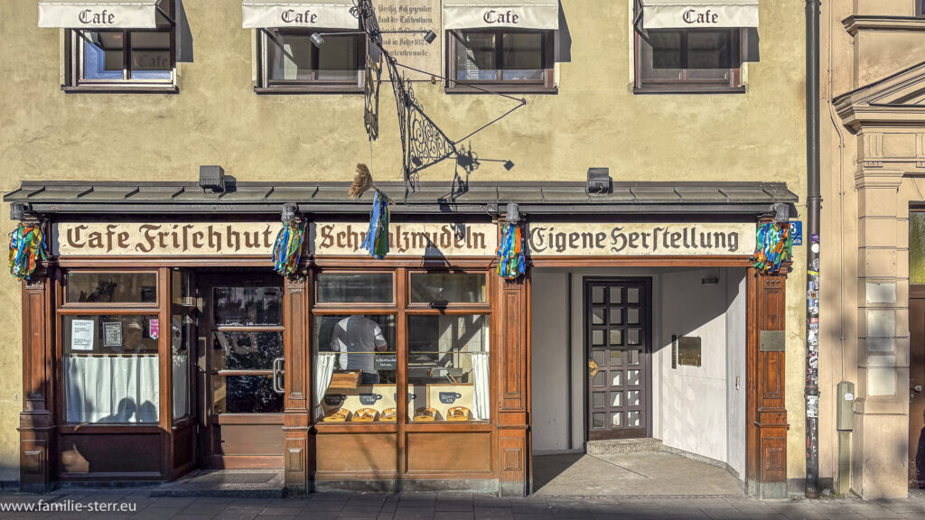 die besten Münchner Schmalznudel gibt es hier - im Cafe Frischhut direkt neben dem Münchner Viktualienmarkt