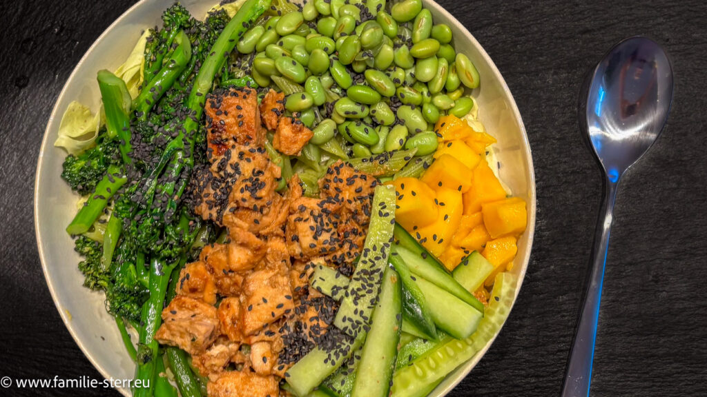 eine Bowl mit asiatisch mariniertem Lachs, Gemüse und Salat